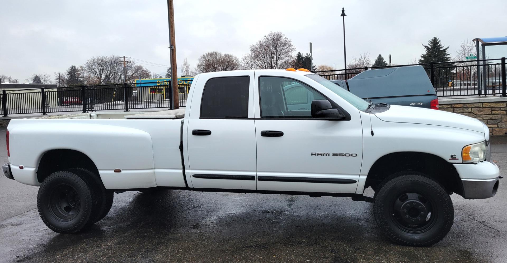 2005 White /Black Dodge Ram 3500 SLT (3D7LS38C85G) with an 5.9L I6 24V Cummins engine, 6 Speed Manual transmission, located at 450 N Russell, Missoula, MT, 59801, (406) 543-6600, 46.874496, -114.017433 - Photo#4